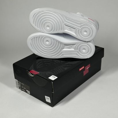NIKE x SUPREME
Une paire de basket basse,
Modèle...