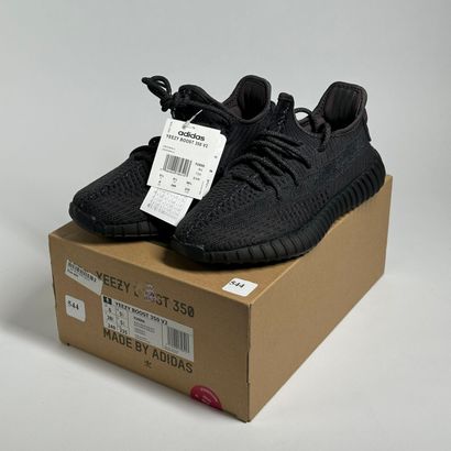 ADIDAS / YEEZY
A set of 5 pairs of low-top...