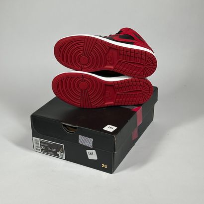 NIKE / JORDAN
Une paire de basket semi montante,
Modèle...