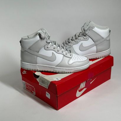 NIKE
Une paire de basket montante,
Modèle...