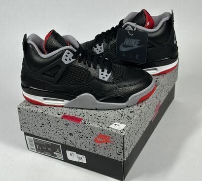 NIKE / JORDAN
A pair of high-top sneakers,
Model...