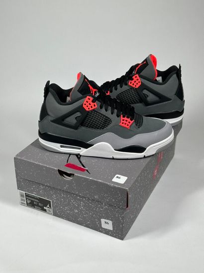 NIKE / JORDAN
A pair of semi-mounted sneakers
Model...