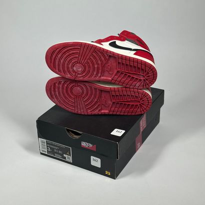 NIKE / JORDAN
Une paire de basket montante,
Modèle...