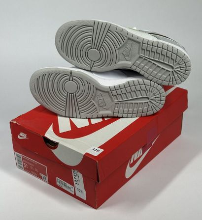 NIKE / JORDAN
A pair of low-top sneakers,
Model...