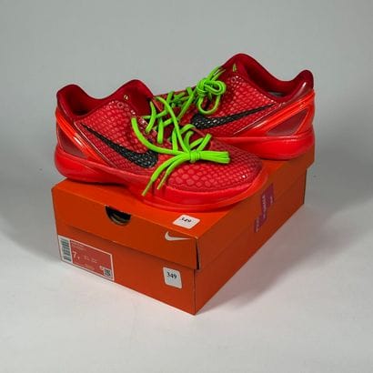 NIKE x KOBE
A pair of low-top sneakers,
Model...