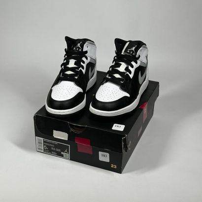 NIKE / JORDAN
Une paire de basket semi montante,
Modèle...