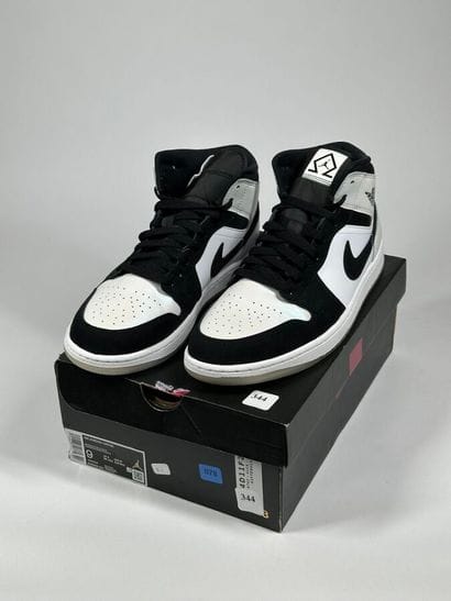 NIKE / JORDAN
A pair of semi-mounted sneakers,
Model...