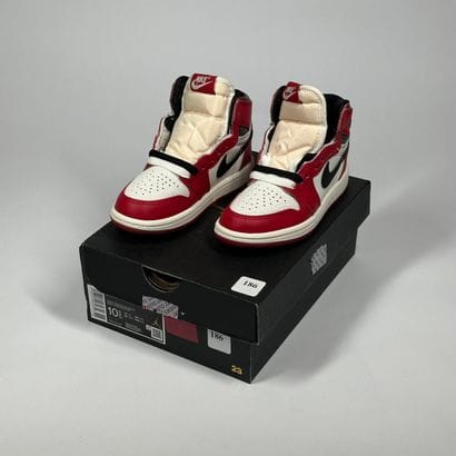 NIKE / JORDAN
Une paire de basket montante...