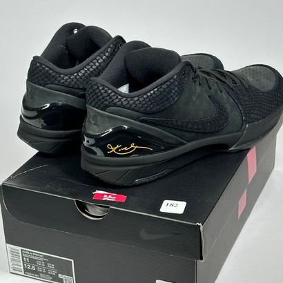 NIKE x KOBE
Une paire de basket basse,
Modèle...