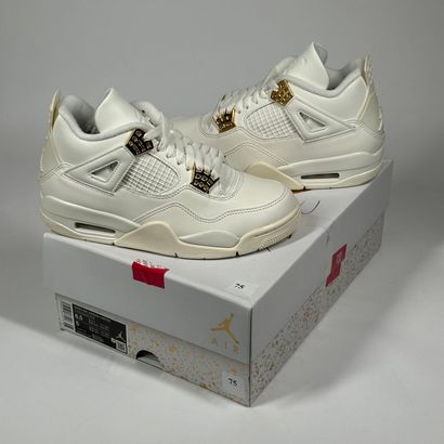 NIKE / JORDAN
A set of 3 pairs of semi-mounted...