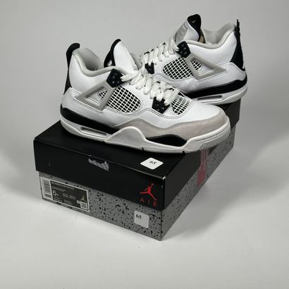NIKE / JORDAN
A pair of semi-mounted sneakers,
Model...