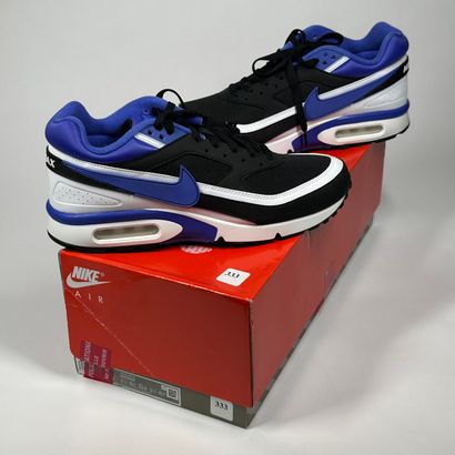 NIKE
A pair of low-top sneakers,
Model: Air...