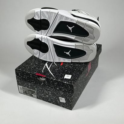 NIKE / JORDAN
A pair of semi-mounted sneakers,
Model...