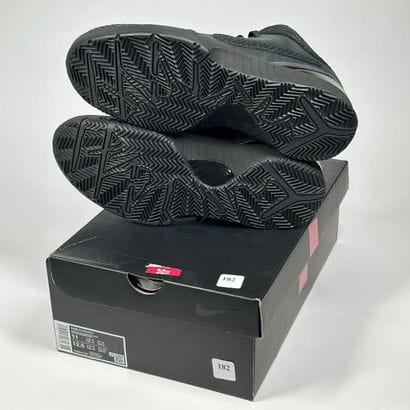 NIKE x KOBE
Une paire de basket basse,
Modèle...