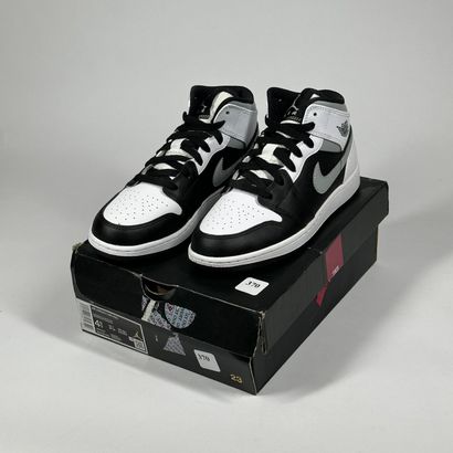 NIKE / JORDAN
A pair of semi-mounted sneakers,
Model:...