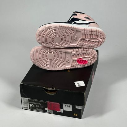 NIKE / JORDAN
Une paire de basket montante...