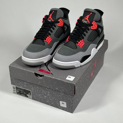 NIKE / JORDAN
A pair of semi-mounted sneakers
Model...