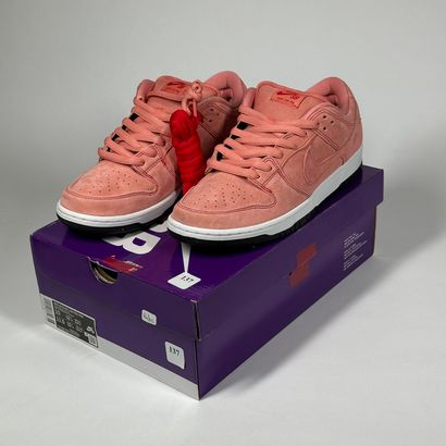 NIKE SB
A pair of low-top sneakers,
Model...