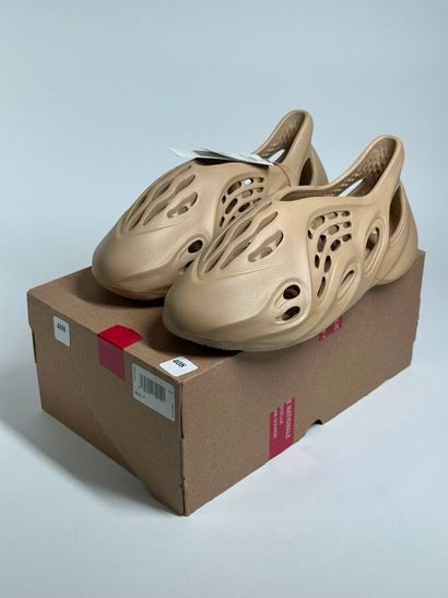 ADIDAS / YEEZY
A pair of low-top sneakers,
Model...
