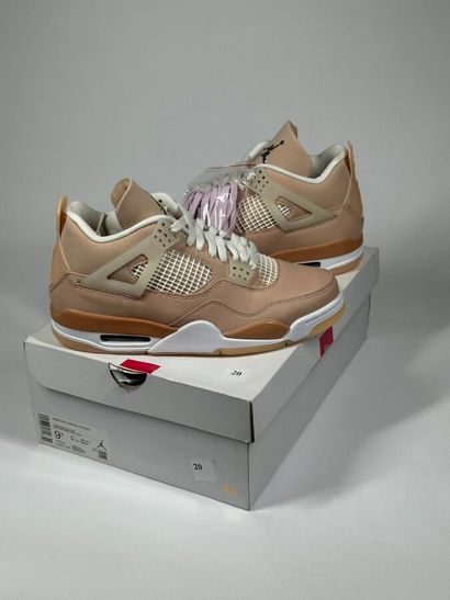 NIKE / JORDAN
A pair of high-top sneakers,...