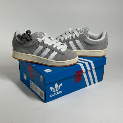 ADIDAS
A pair of low-top sneakers,
Model...