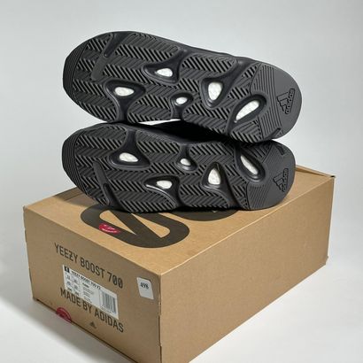 ADIDAS / YEEZY
A pair of low-top sneakers,
Model...