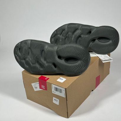 ADIDAS / YEEZY
A pair of low-top sneakers,
Model...