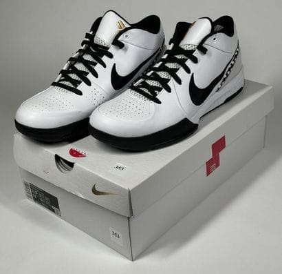 NIKE x KOBE
A pair of low-top sneakers,
Model...