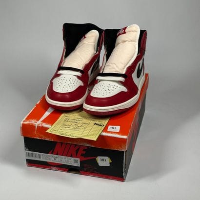 381
NIKE / JORDAN
A pair of high-top sneakers,
Model...
