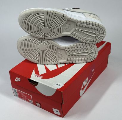 NIKE
A pair of low-top sneakers,
Model :...
