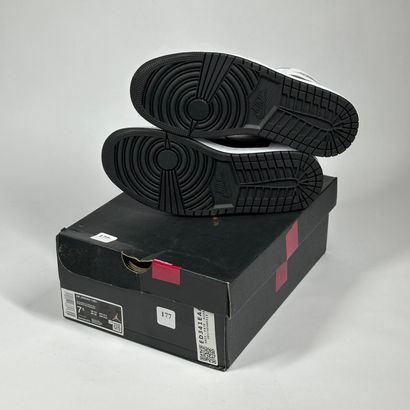 NIKE / JORDAN
Une paire de basket montante,
Modèle...