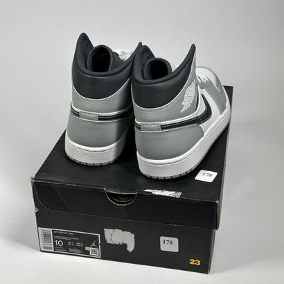 NIKE / JORDAN
Une paire de basket semi montante,
Modèle...