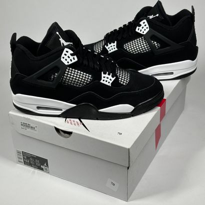 NIKE / JORDAN
A pair of semi-mounted sneakers,
Model...