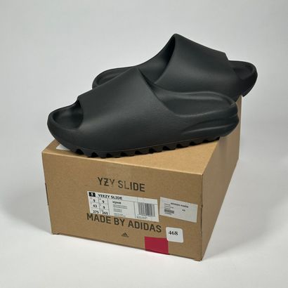 ADIDAS / YEEZY
A pair of sandals,
Model :...