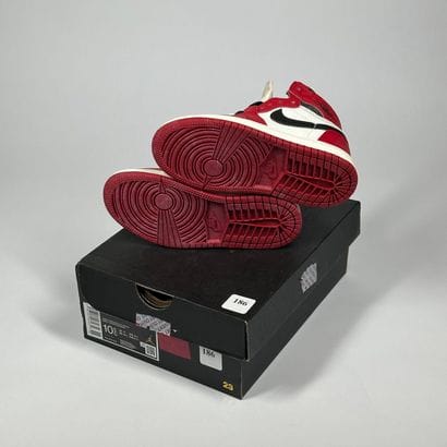NIKE / JORDAN
Une paire de basket montante...