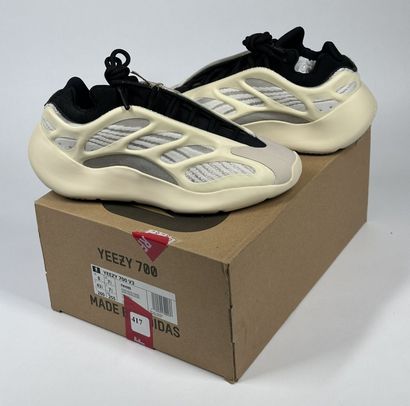 ADIDAS / YEEZY
A pair of low-top sneakers,
Model...