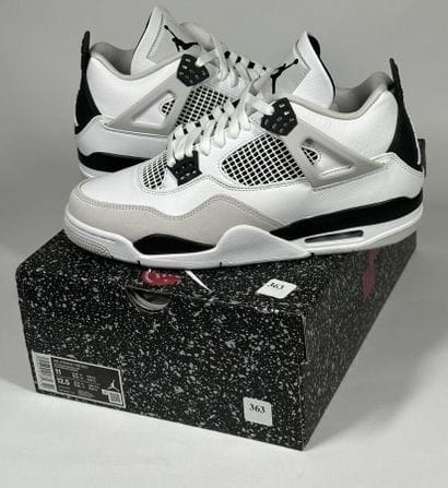 NIKE / JORDAN
A pair of semi-mounted sneakers,
Model...