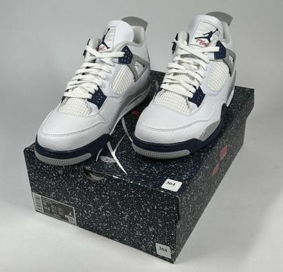 NIKE / JORDAN
A pair of high-top sneakers,
Model...