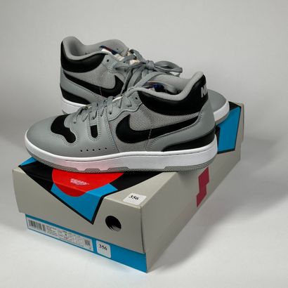 NIKE
A pair of low-top sneakers,
Model :...
