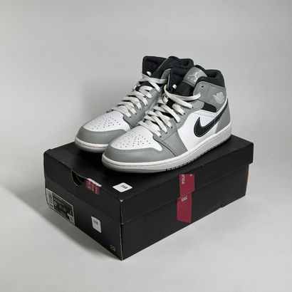 NIKE / JORDAN
Une paire de basket montante,
Modèle...