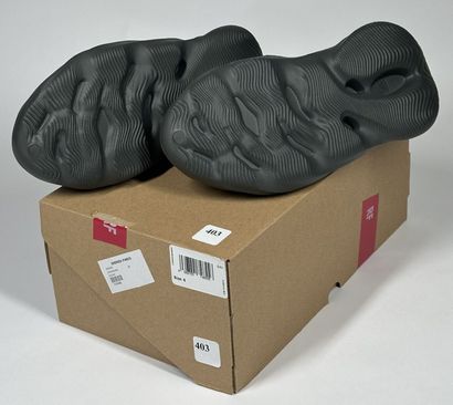 ADIDAS / YEEZY
A pair of low-top sneakers,
Model...