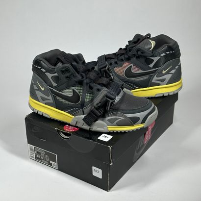 NIKE
A pair of semi-mounted sneakers,
Model...