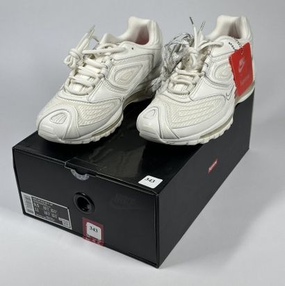 NIKE x SUPREME
A pair of low-top sneakers,
Model...