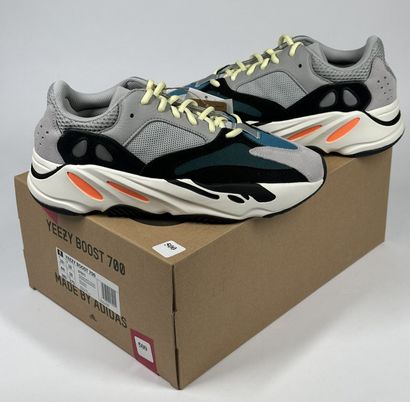 ADIDAS / YEEZY
A pair of low-top sneakers,
Model...