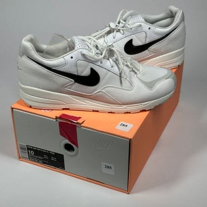 NIKE x FEAR OF GOD 
Une paire de basket basse,
Modèle...