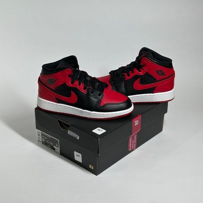 NIKE / JORDAN
Une paire de basket semi montante,
Modèle...