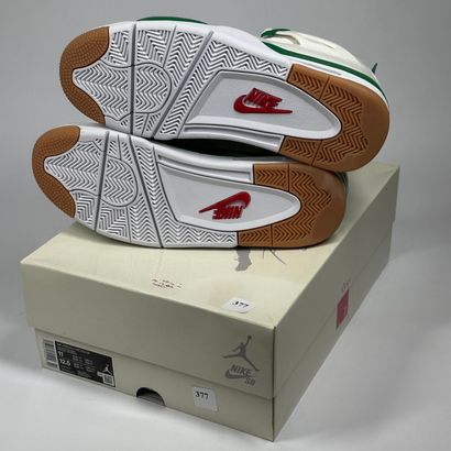 NIKE SB / JORDAN
A pair of semi-mounted sneakers,
Model:...
