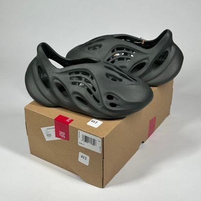 ADIDAS / YEEZY
A pair of low-top sneakers,
Model...