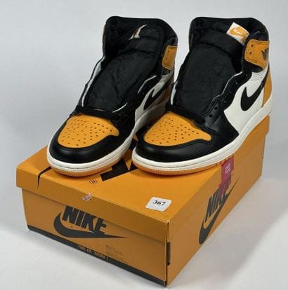 NIKE / JORDAN
A pair of high-top sneakers,
Model...