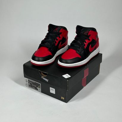 NIKE / JORDAN
Une paire de basket semi montante,
Modèle...